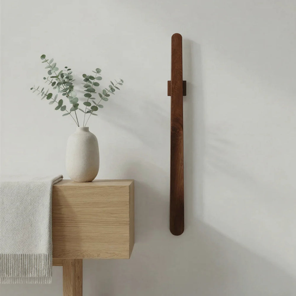 Magnetiskt Skohorn i Massivt Trä – 55 cm