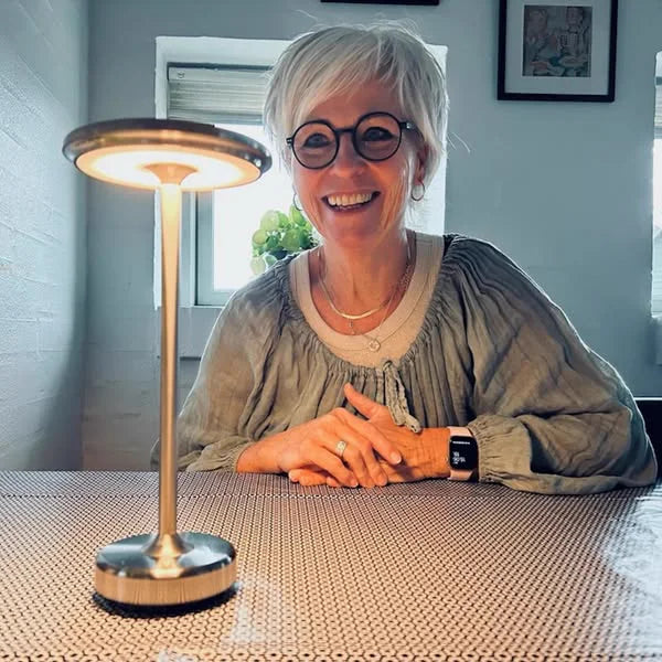 Kund vid matbordet med Copenhagen bordslampa i silver